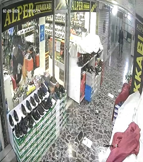 Önce beğendi ardından poşete koyup çaldı
