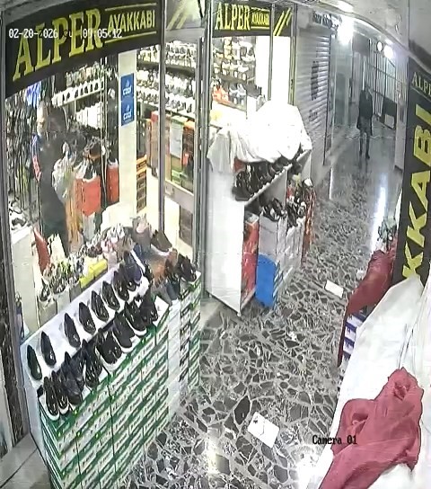 Önce beğendi ardından poşete koyup çaldı
