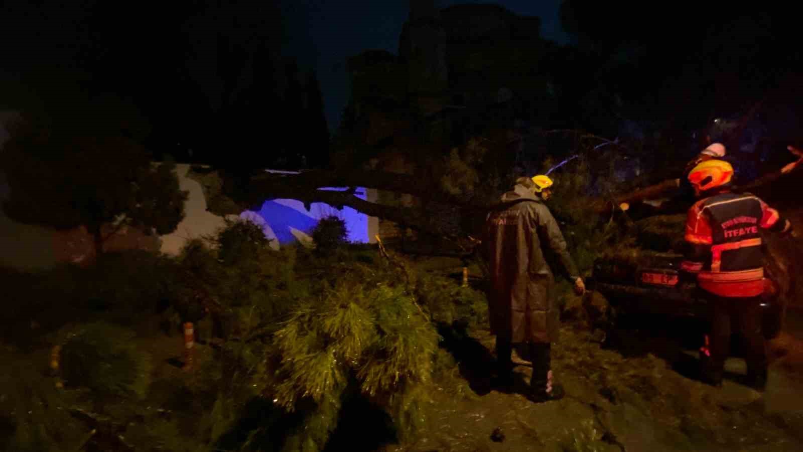 Önce duvarı yıktı sonra otomobilin üzerine devrildi: 2 yaralı
