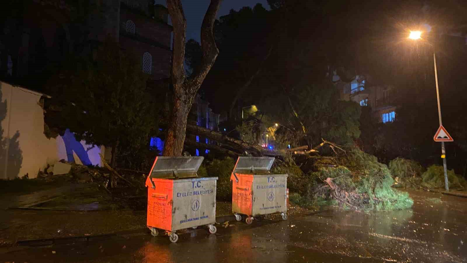 Önce duvarı yıktı sonra otomobilin üzerine devrildi: 2 yaralı
