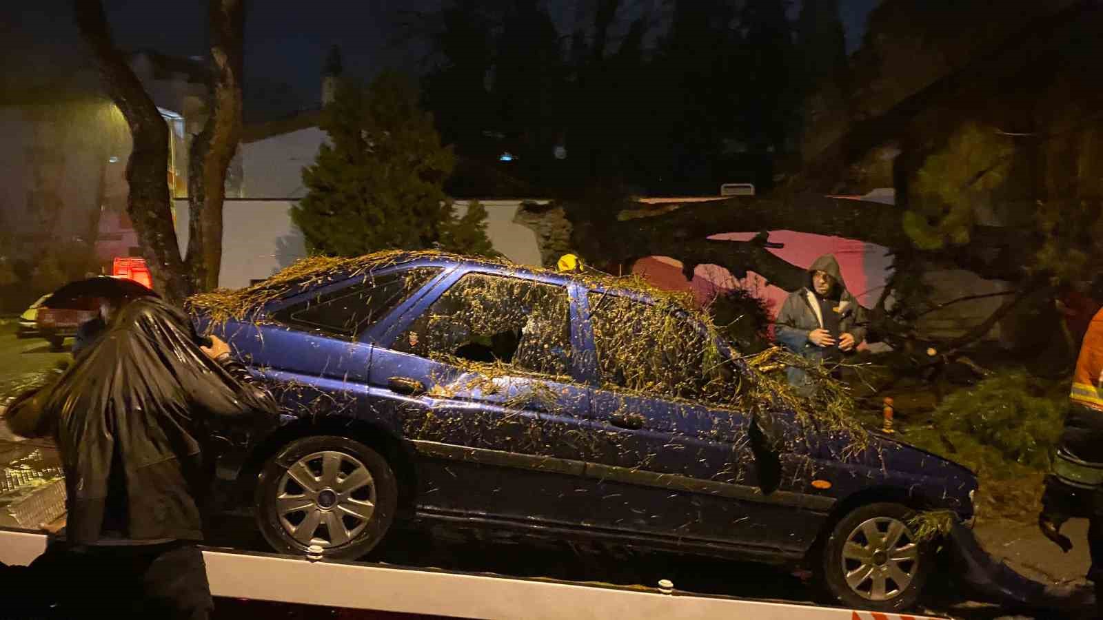 Önce duvarı yıktı sonra otomobilin üzerine devrildi: 2 yaralı

