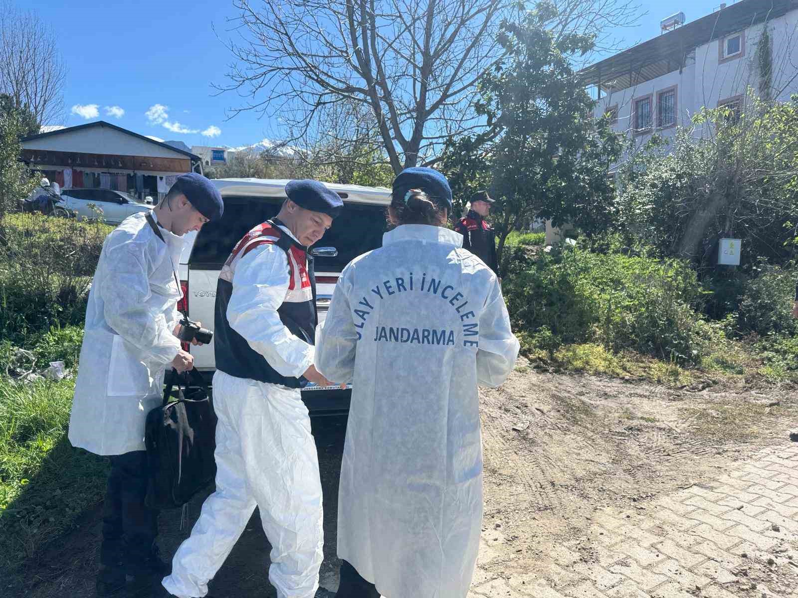 Önce karısını, sonra kendini vurdu
