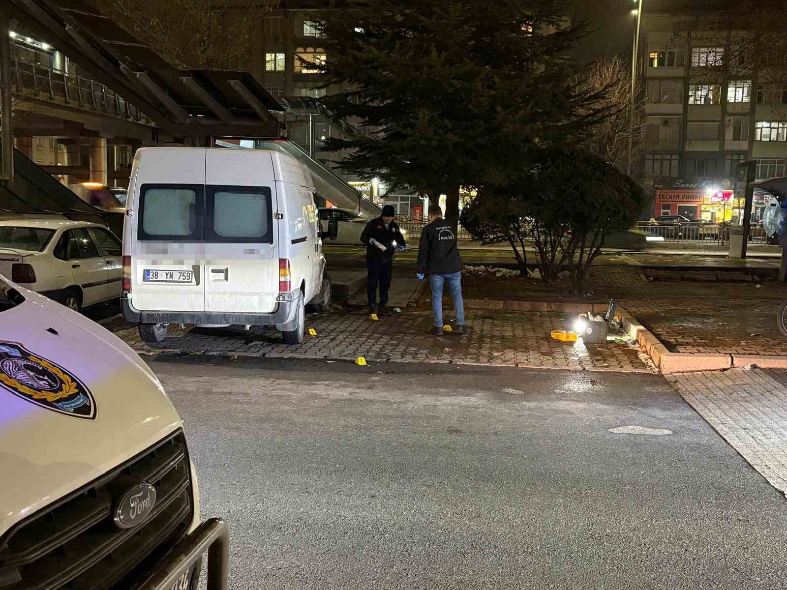 Önce kıyafetlerine laf etti, sonra bıçakladı: 3 yaralı
