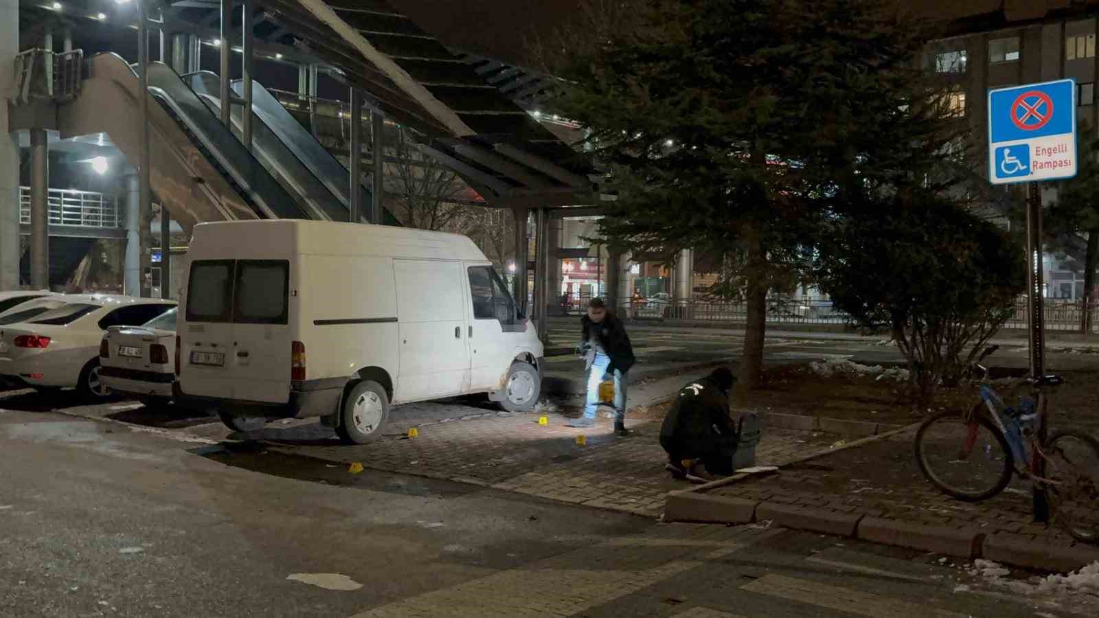 Önce kıyafetlerine laf etti, sonra bıçakladı: 3 yaralı
