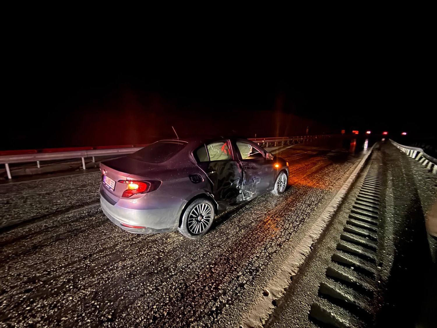 Önce refüje ardından bariyerlere çarptı: 2 yaralı
