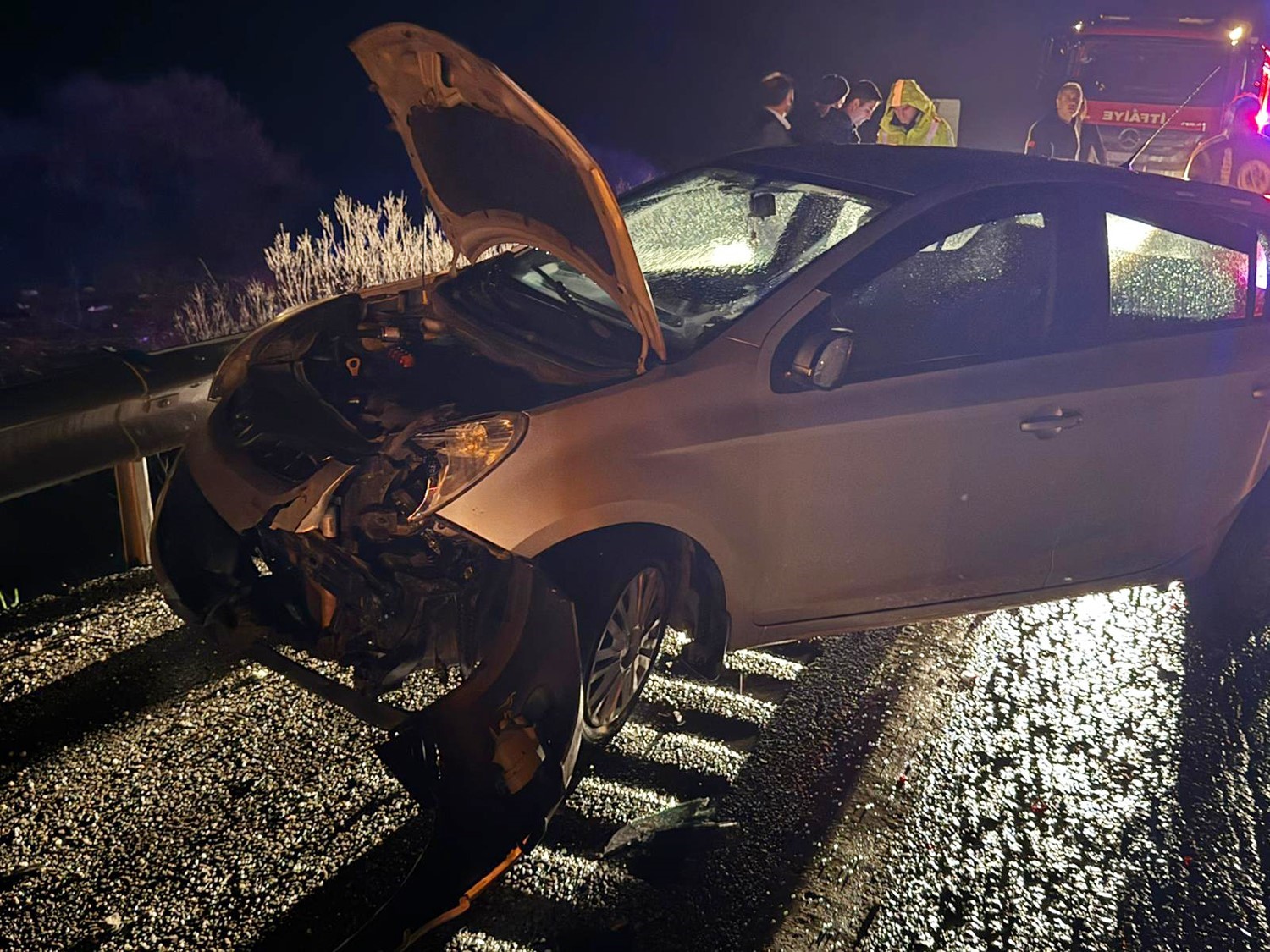 Önce refüje ardından bariyerlere çarptı: 2 yaralı
