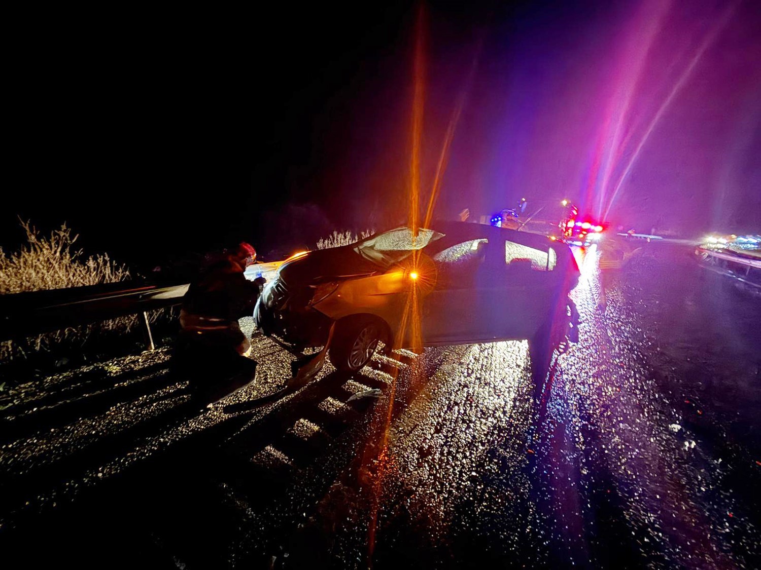 Önce refüje ardından bariyerlere çarptı: 2 yaralı
