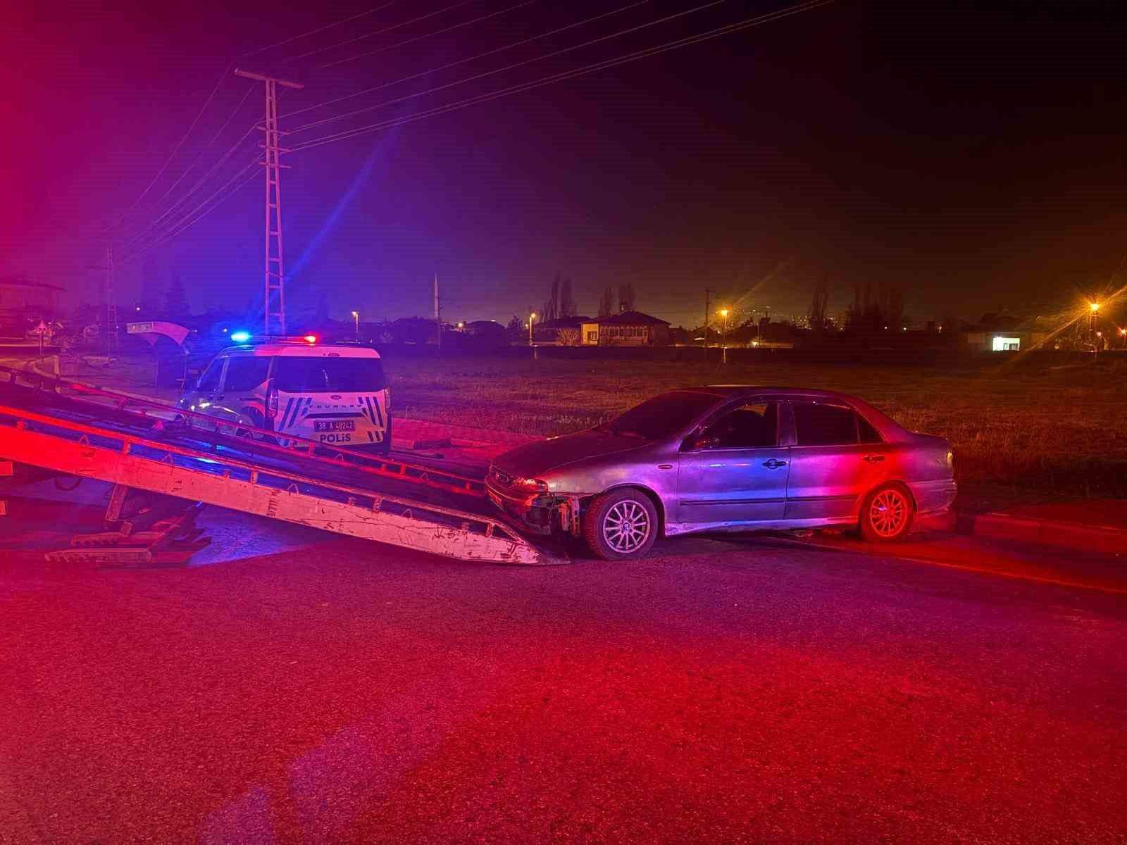 Önce telefonu, sonra da kelepçeyi bahane ederek alkol testini reddetti
