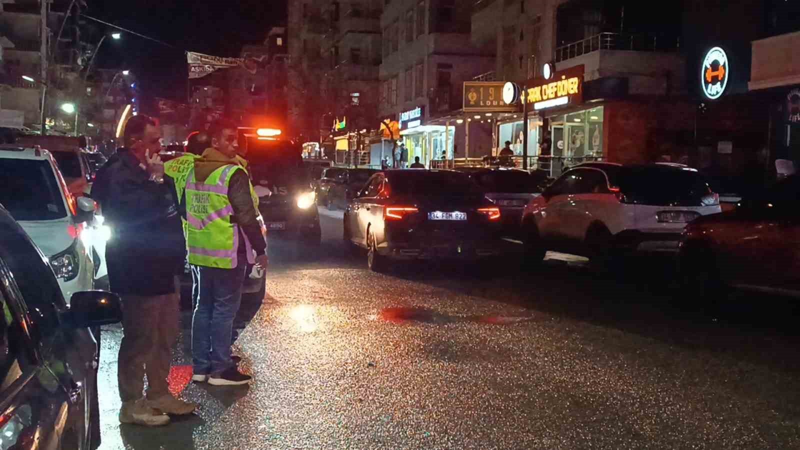 Önce yayaya ardından park halindeki araca çarpıp kaçtı
