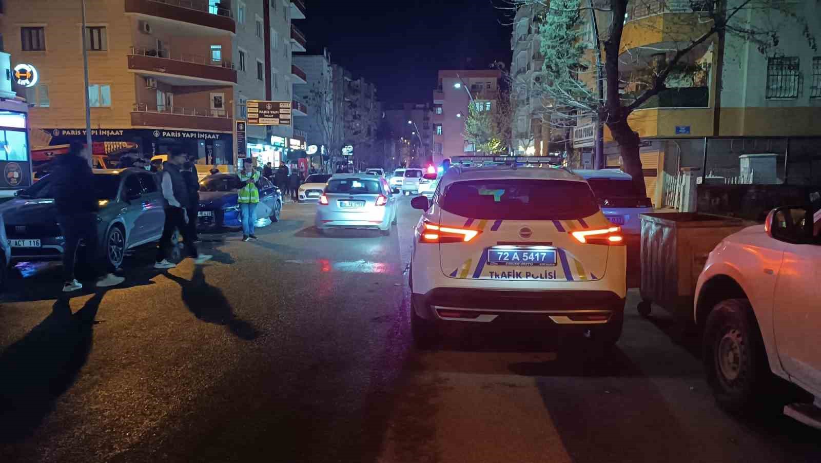 Önce yayaya ardından park halindeki araca çarpıp kaçtı
