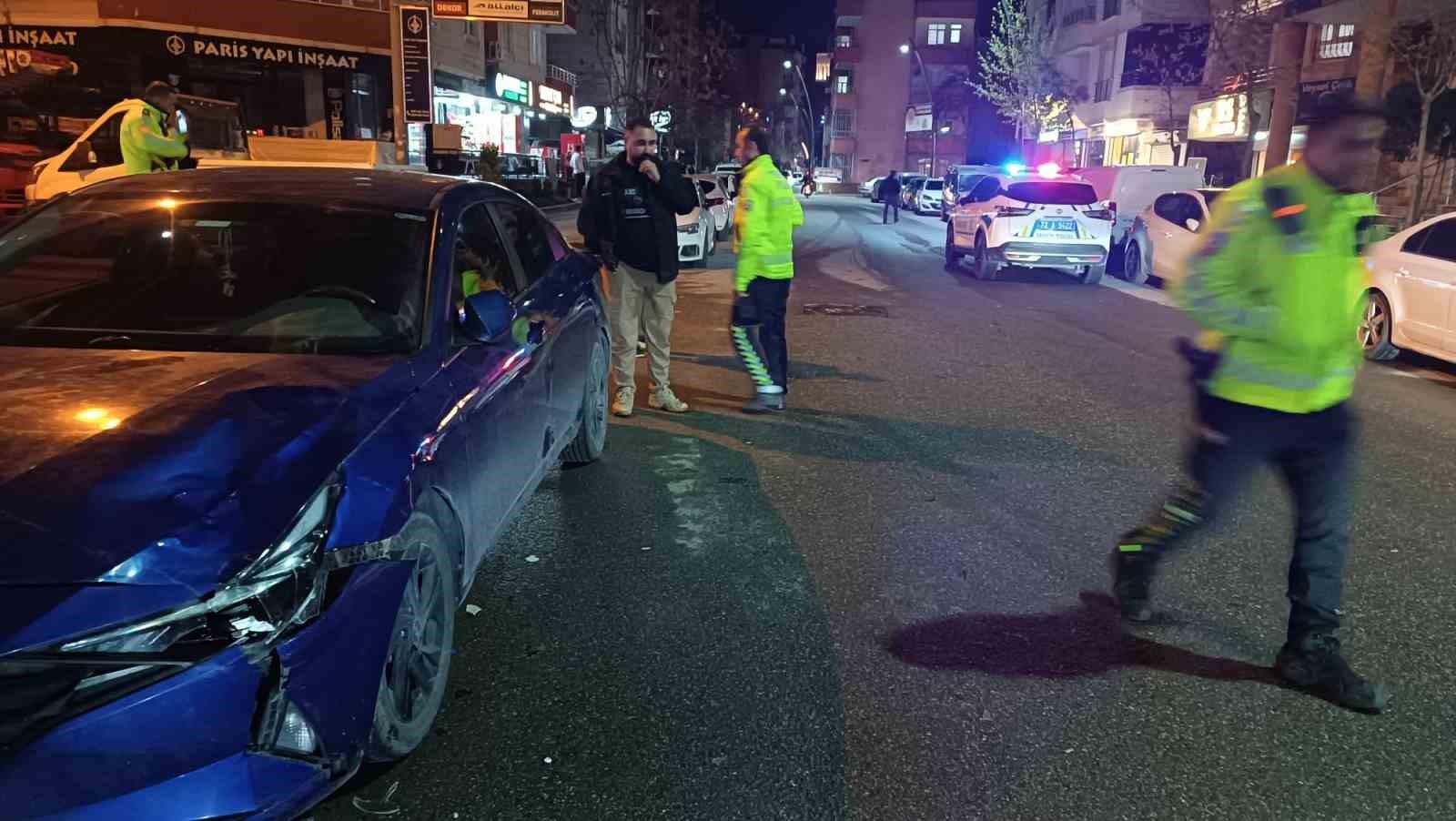 Önce yayaya ardından park halindeki araca çarpıp kaçtı
