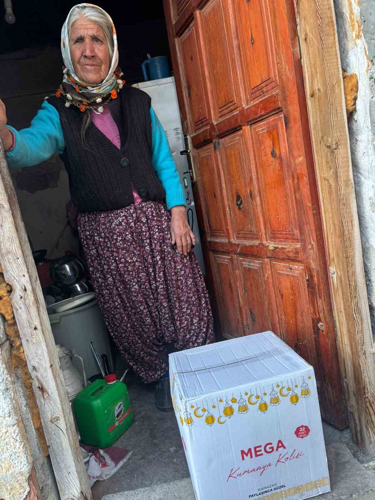 Onlarca aileye gıda kolisi dağıttı
