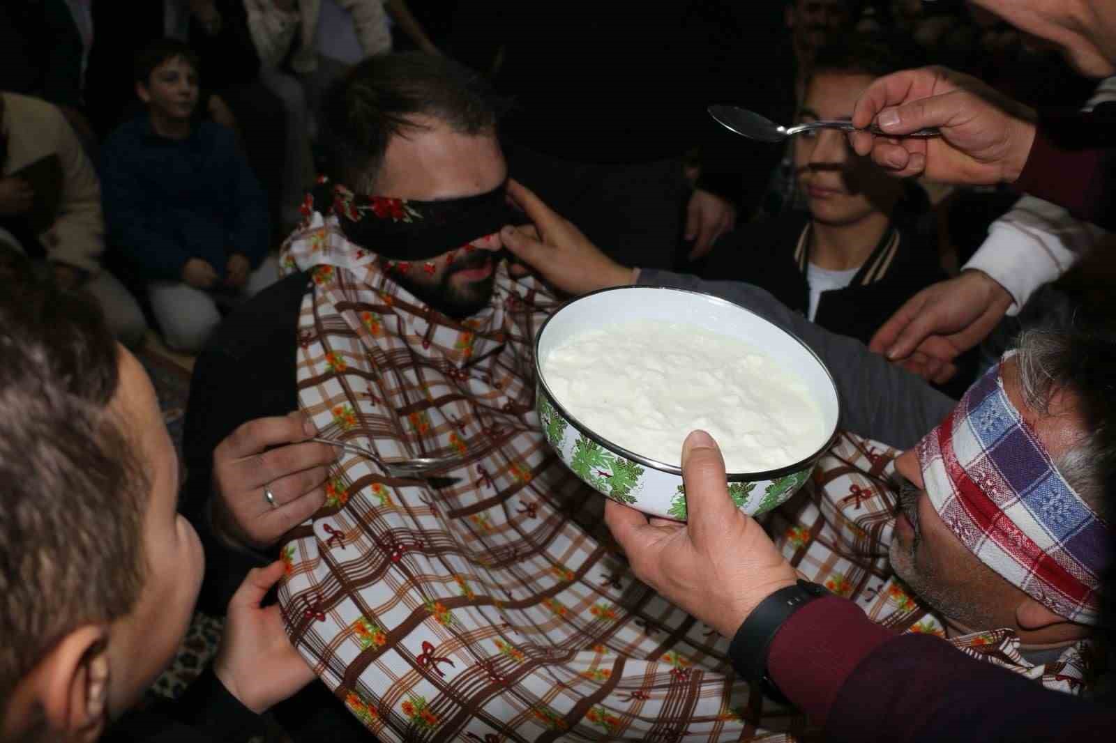 Onlarca köylü bir araya geldi, geleneksel orta oyunları kahkahaya boğdu
