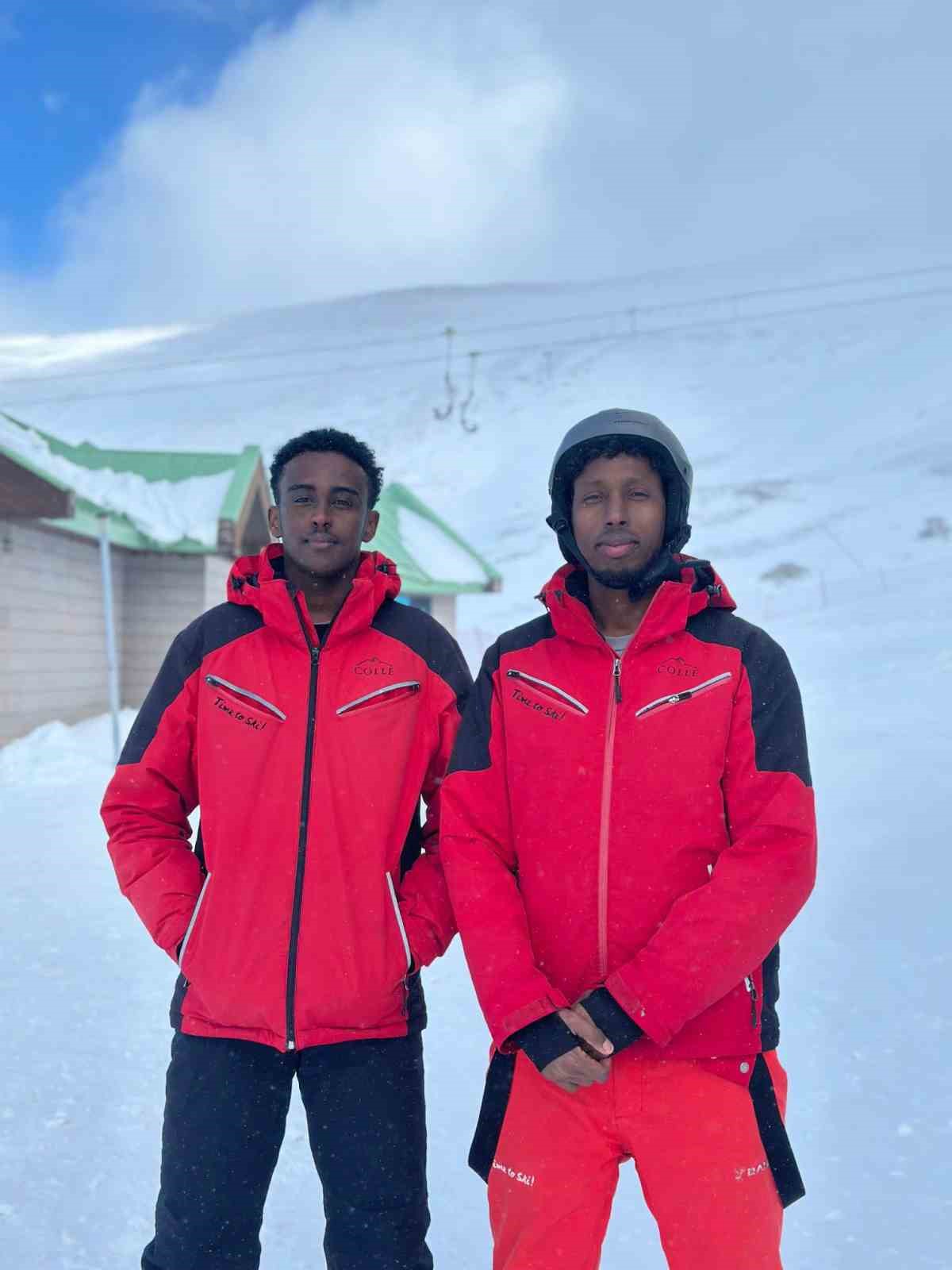 Onlarca ülkeden öğrenci kayakla tanıştı
