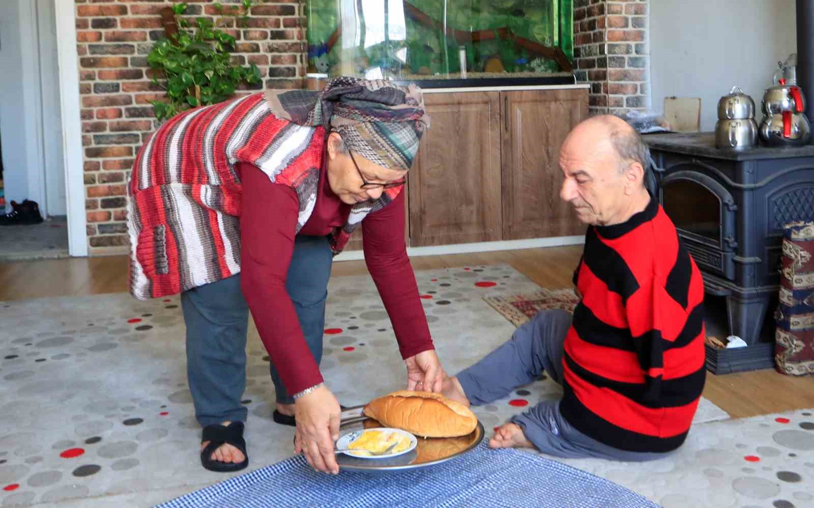 Onu görenler azmine hayran kalıyor: Ayaklarıyla tıraş oluyor, yemek yiyor, para üstü veriyor
Onu görenler azmine hayran kalıyor: Ayaklarıyla tıraş oluyor, yemek yiyor, para üstü veriyor