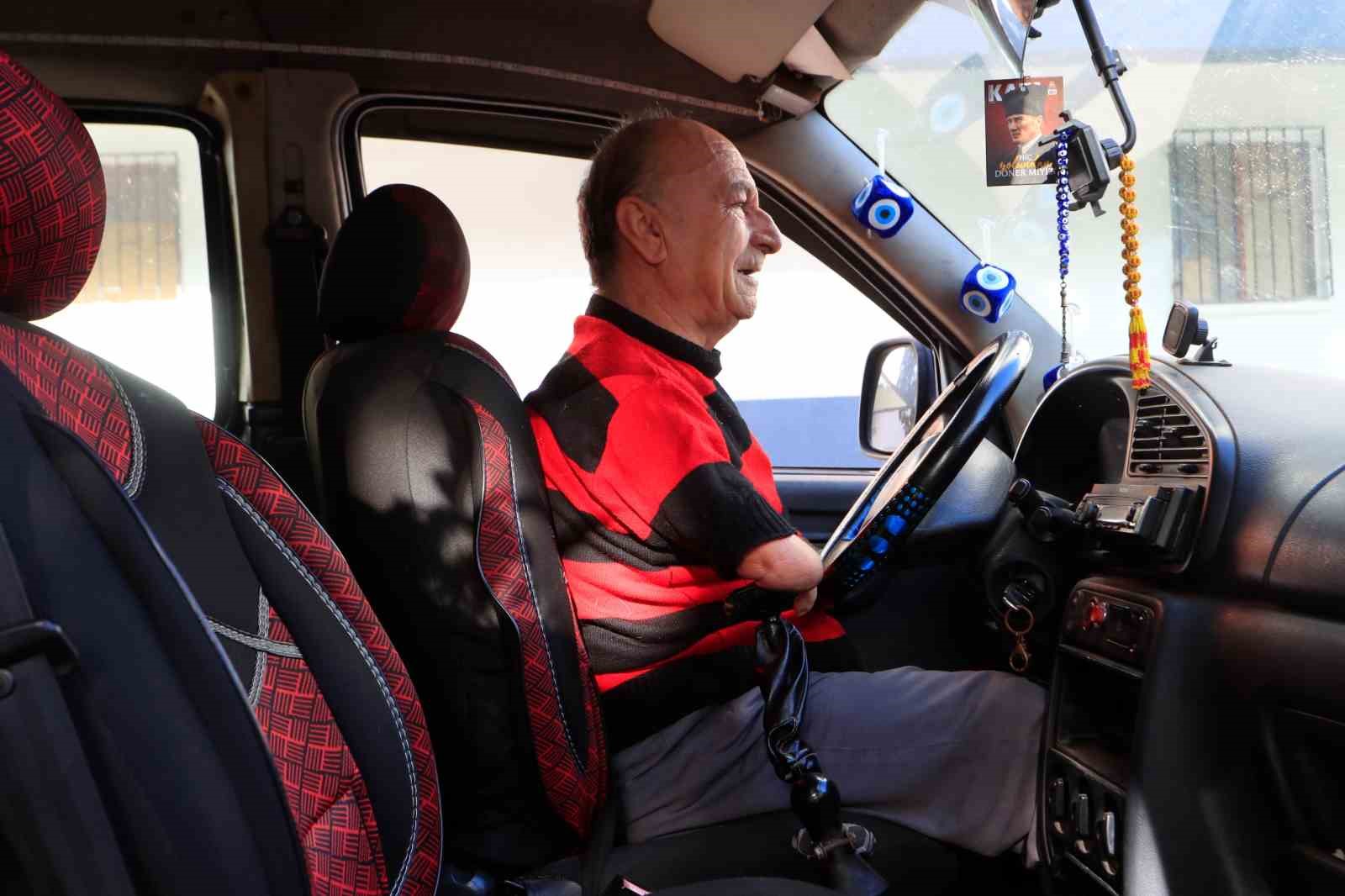 Onu görenler azmine hayran kalıyor: Ayaklarıyla tıraş oluyor, yemek yiyor, para üstü veriyor
Onu görenler azmine hayran kalıyor: Ayaklarıyla tıraş oluyor, yemek yiyor, para üstü veriyor