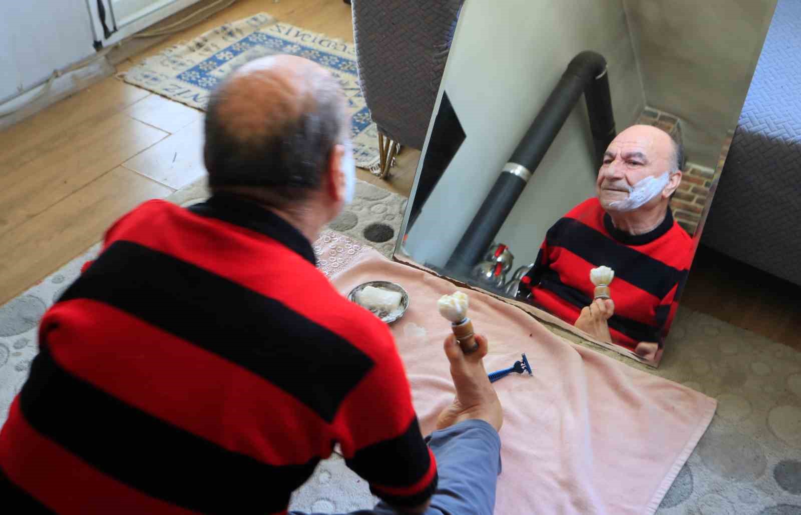 Onu görenler azmine hayran kalıyor: Ayaklarıyla tıraş oluyor, yemek yiyor, para üstü veriyor
Onu görenler azmine hayran kalıyor: Ayaklarıyla tıraş oluyor, yemek yiyor, para üstü veriyor