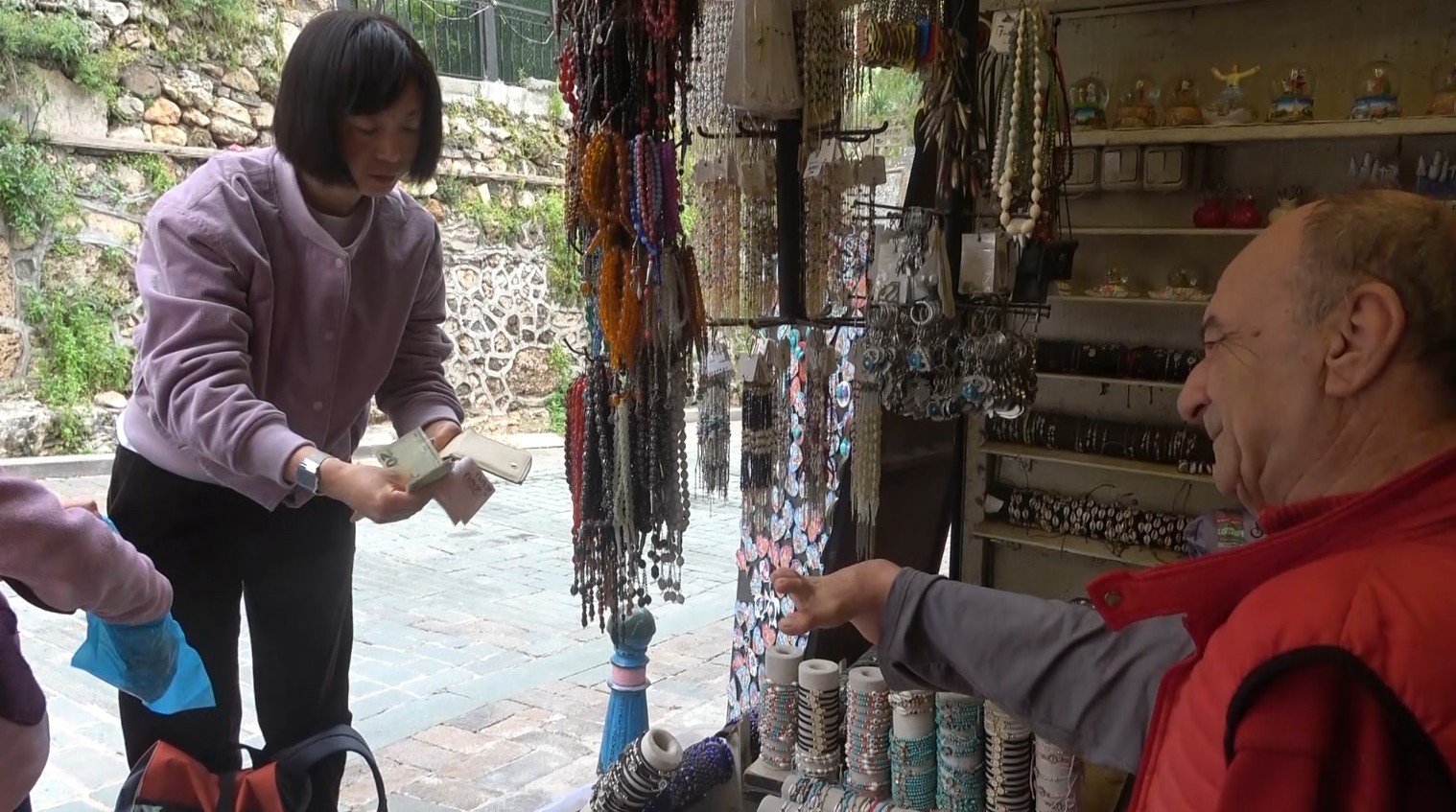 Onu görenler azmine hayran kalıyor: Ayaklarıyla tıraş oluyor, yemek yiyor, para üstü veriyor
Onu görenler azmine hayran kalıyor: Ayaklarıyla tıraş oluyor, yemek yiyor, para üstü veriyor