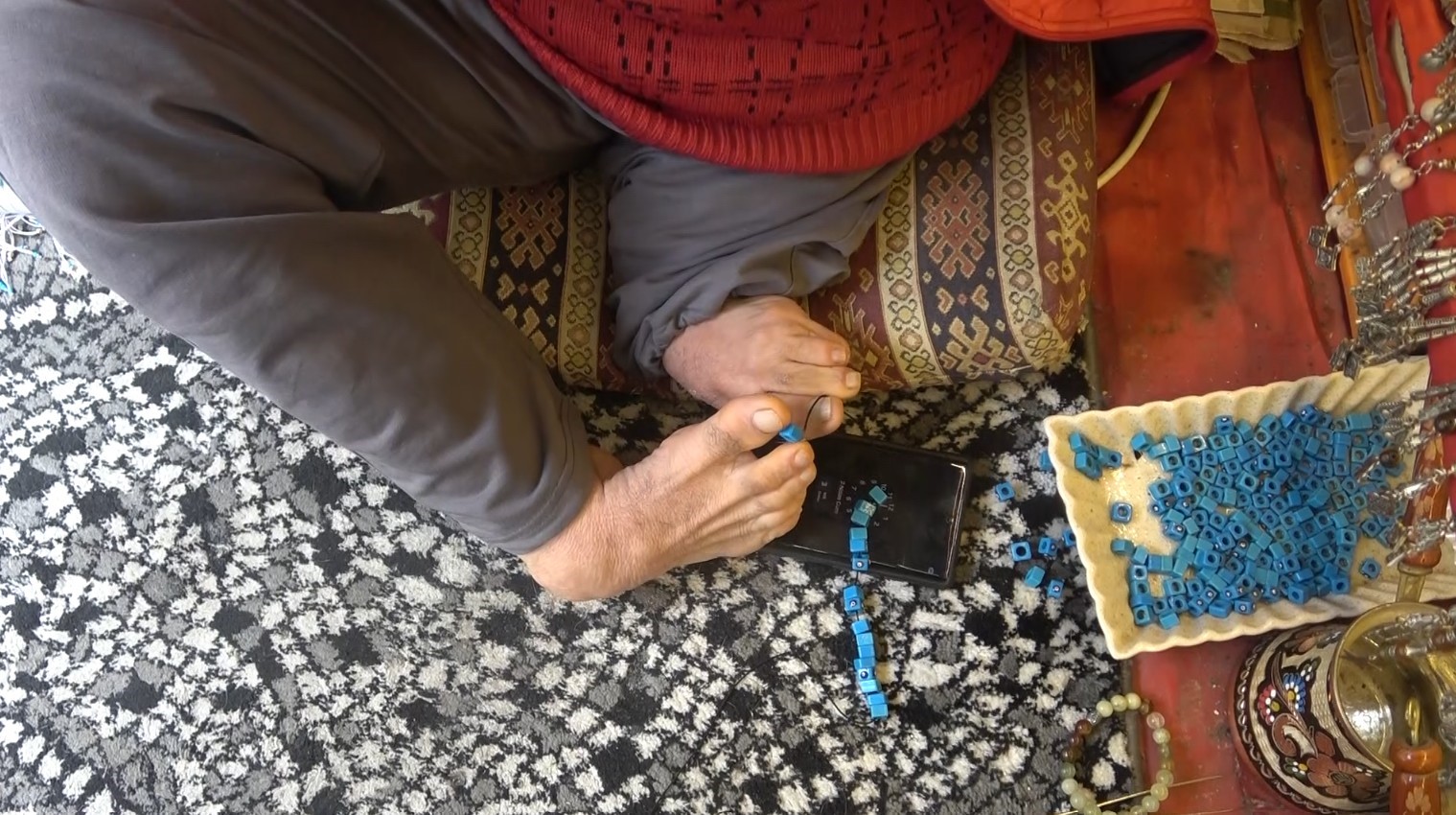 Onu görenler azmine hayran kalıyor: Ayaklarıyla tıraş oluyor, yemek yiyor, para üstü veriyor
Onu görenler azmine hayran kalıyor: Ayaklarıyla tıraş oluyor, yemek yiyor, para üstü veriyor