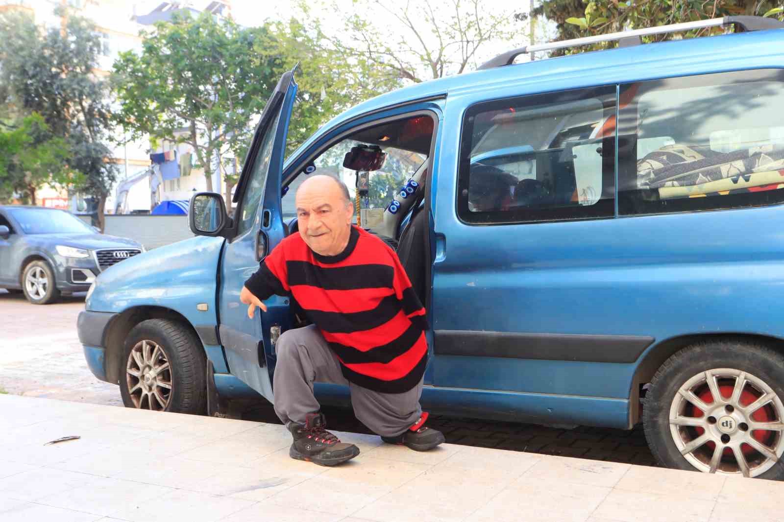 Onu görenler azmine hayran kalıyor: Ayaklarıyla tıraş oluyor, yemek yiyor, para üstü veriyor
Onu görenler azmine hayran kalıyor: Ayaklarıyla tıraş oluyor, yemek yiyor, para üstü veriyor