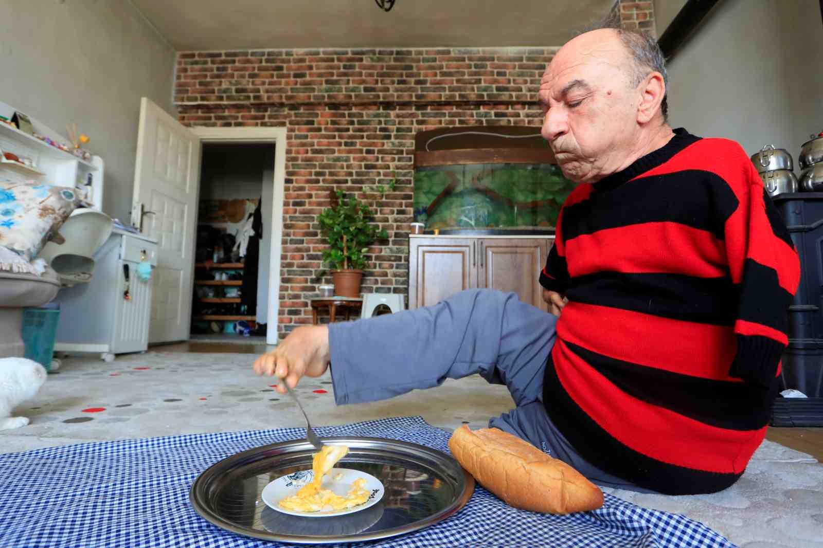 Onu görenler azmine hayran kalıyor: Ayaklarıyla tıraş oluyor, yemek yiyor, para üstü veriyor
Onu görenler azmine hayran kalıyor: Ayaklarıyla tıraş oluyor, yemek yiyor, para üstü veriyor