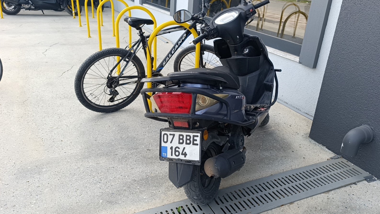 Önünde yavaşlayan araçlara çarpmamak için kaza yaptı
