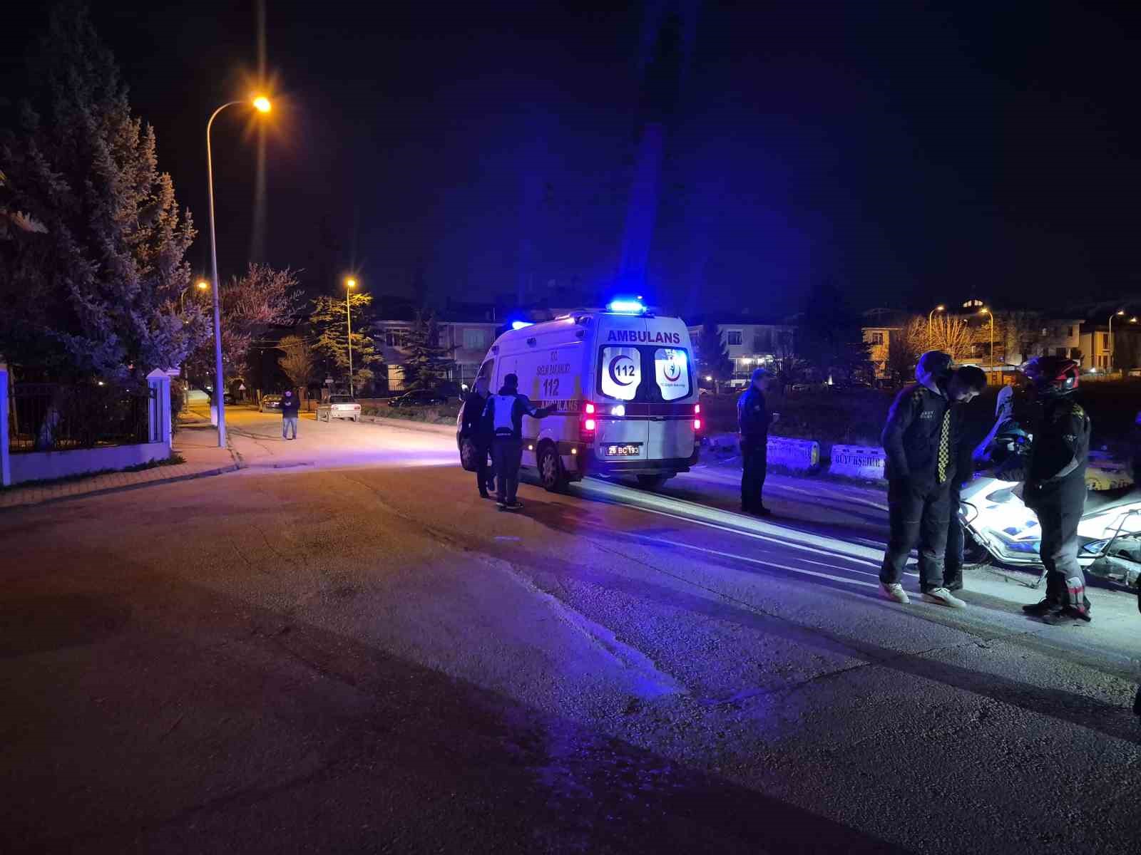 Önüne araç çıkınca motosikleti deviren kurye yaralandı
