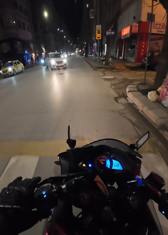 Önüne bir anda çıkan araçtan kıl payı kurtuldu
