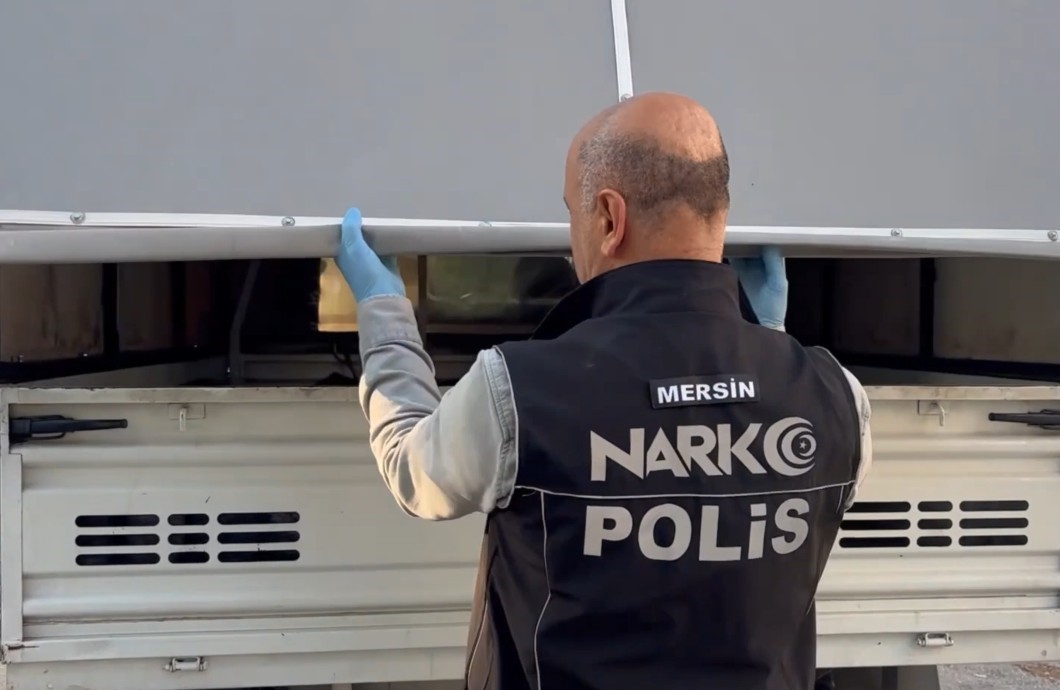 Operasyon anı kamerada: Mersin’de 184 kilo 900 gram uyuşturucu ele geçirildi
