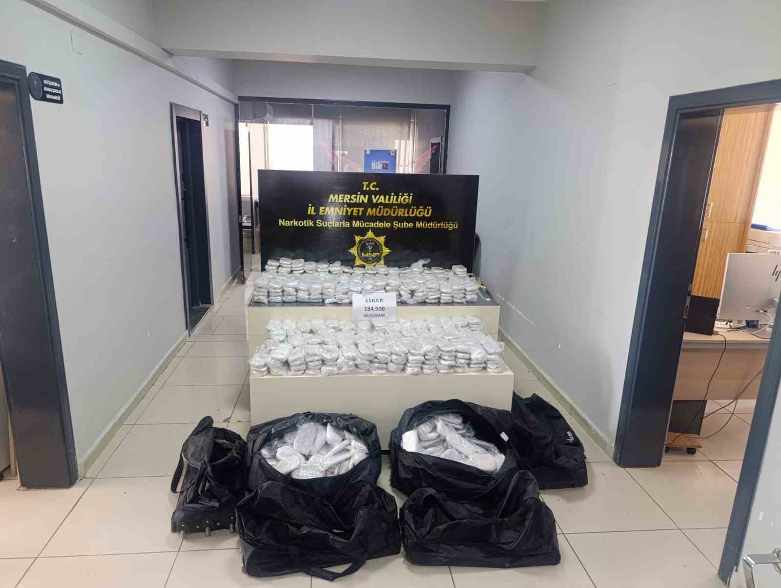 Operasyon anı kamerada: Mersin’de 184 kilo 900 gram uyuşturucu ele geçirildi
