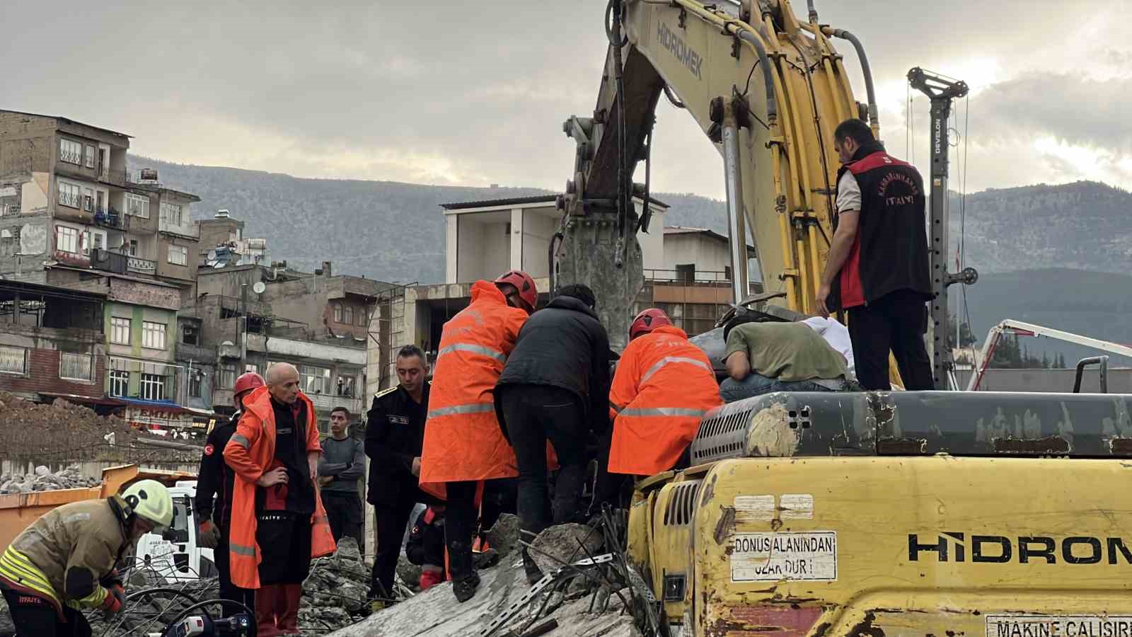 Operatör enkaz altında kaldı: 1 yaralı
