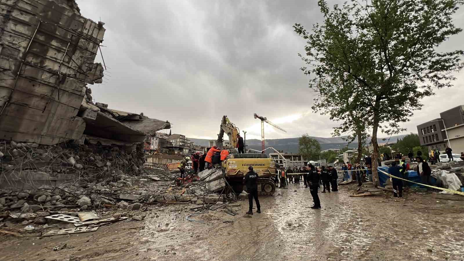 Operatör enkaz altında kaldı: 1 yaralı
