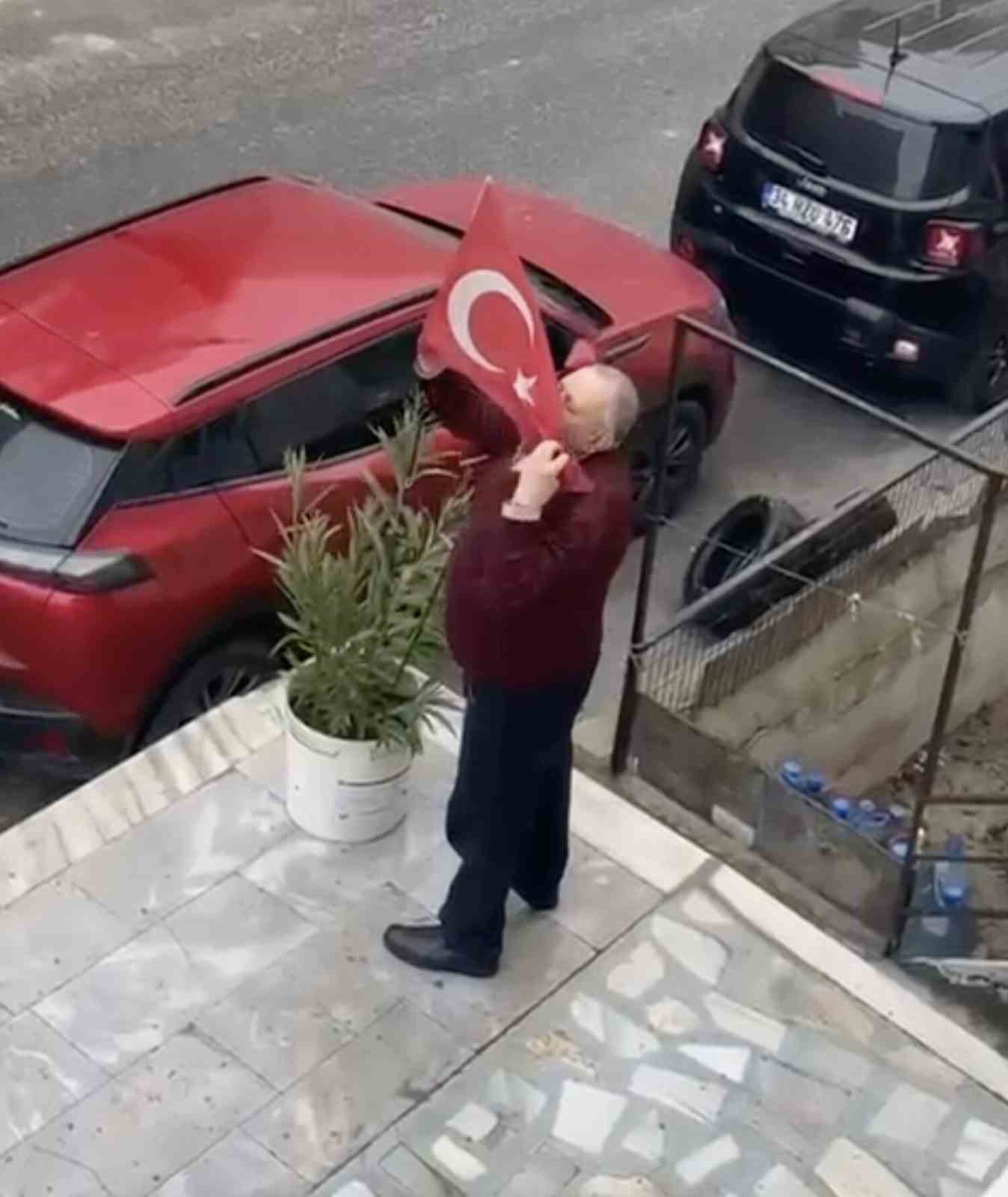 Öptü, yerine astı: "Bayrağı olmayanın milleti olmaz"
