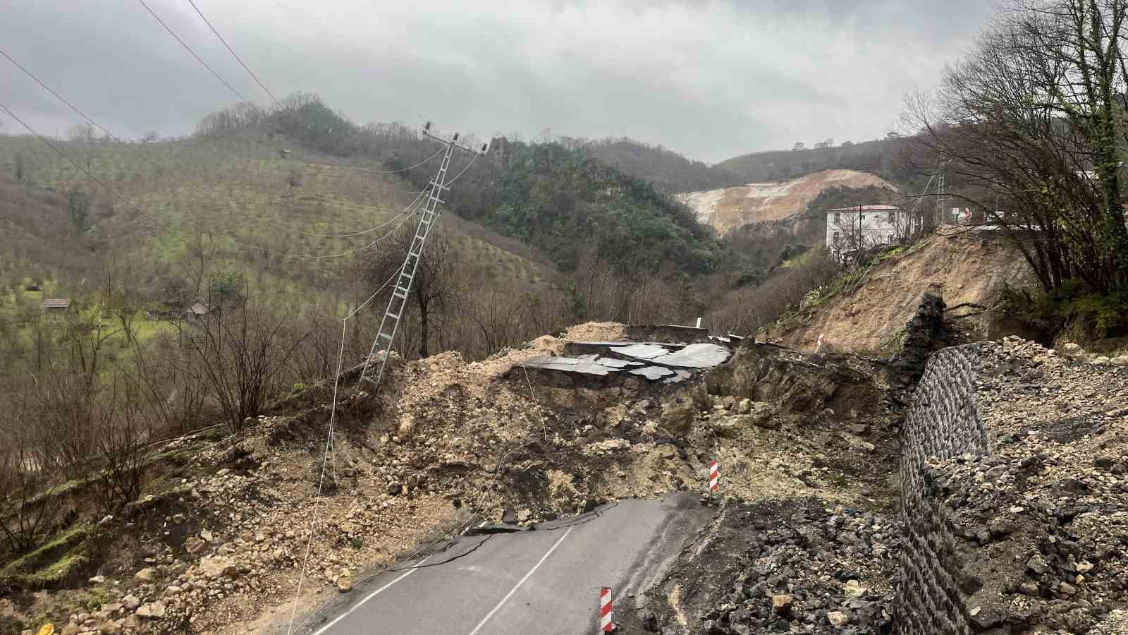 Ordu-İç Anadolu bağlantı yolundaki heyelan havadan görüntülendi

