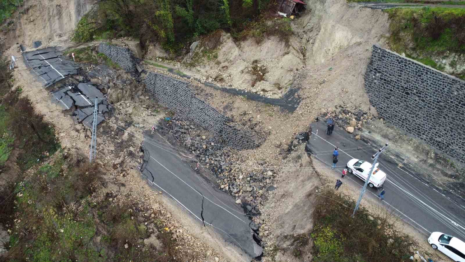 Ordu-İç Anadolu bağlantı yolundaki heyelan havadan görüntülendi
