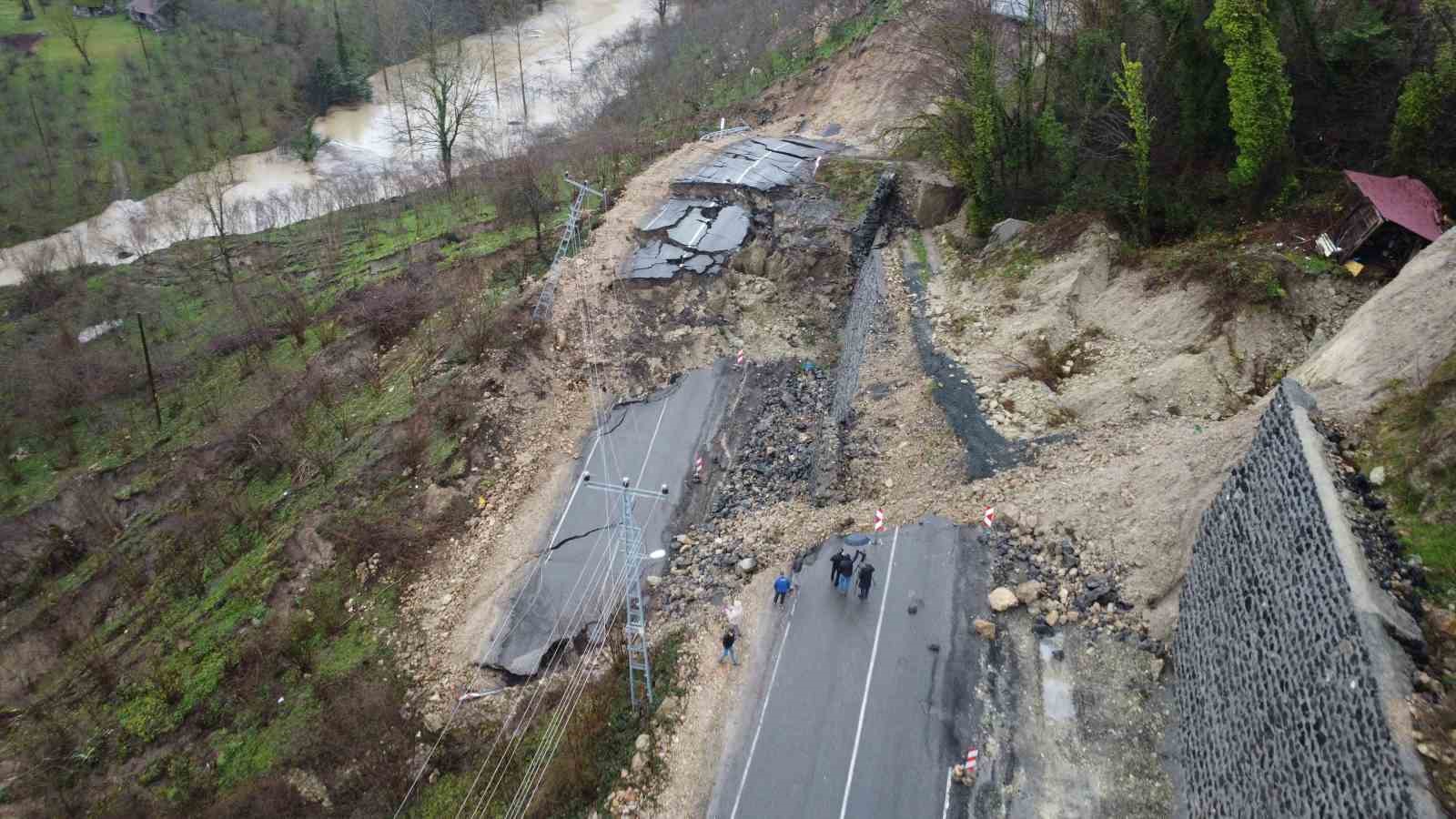 Ordu-İç Anadolu bağlantı yolundaki heyelan havadan görüntülendi
