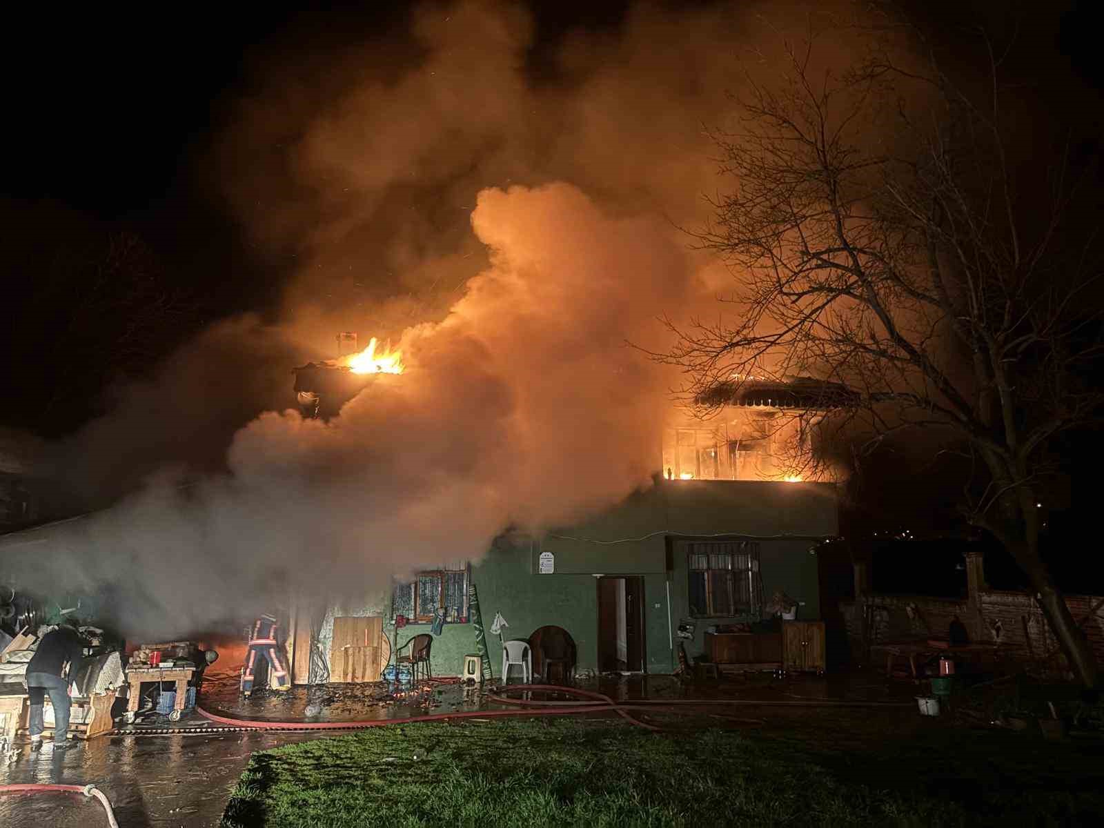 Ordu’da ambarda çıkan yangın marangoz atölyesi ve ahırı küle çevirdi
