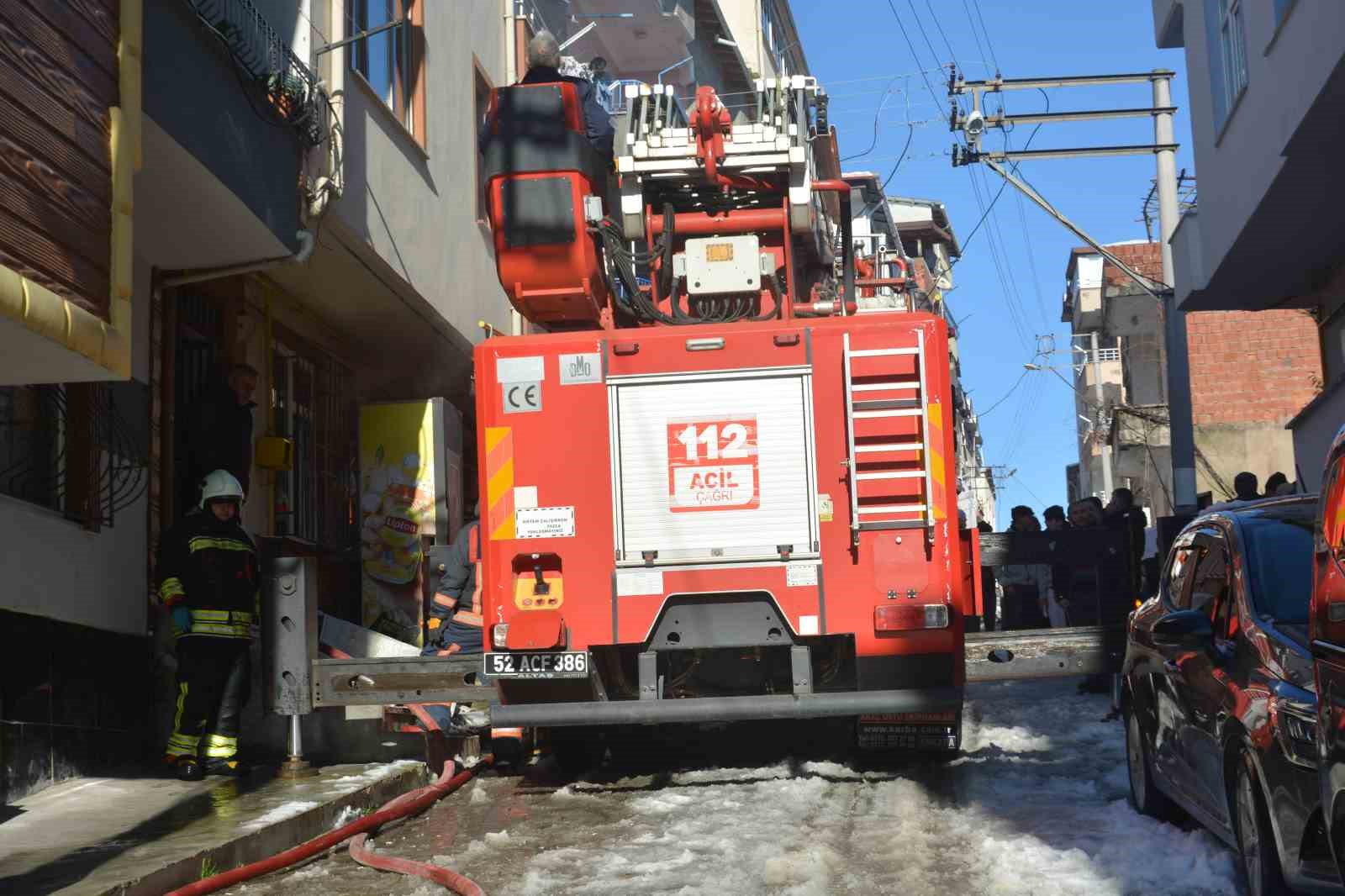 Ordu’da apartmanın zemin katında yangın
