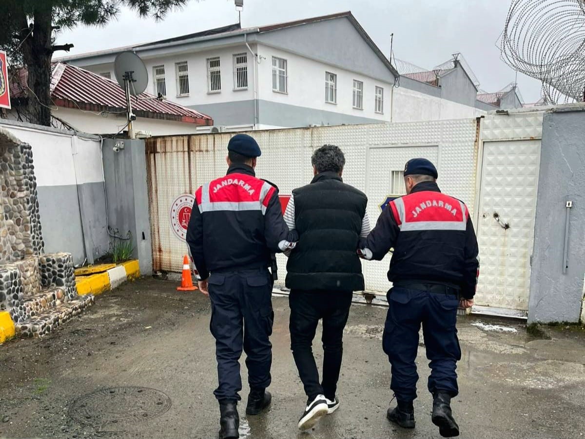 Ordu’da aranması bulunan 44 şüpheli yakalandı, 17’si tutuklandı
Ordu’da aranması bulunan 44 şüpheli yakalandı, 17’si tutuklandı