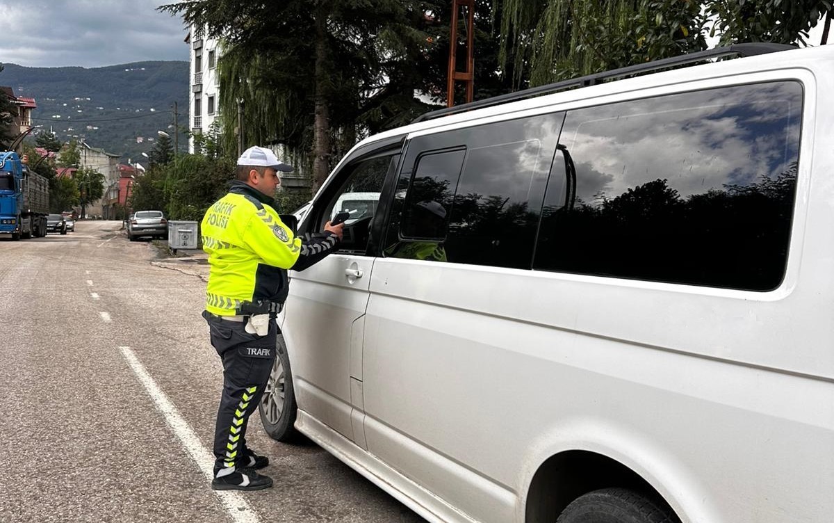 Ordu’da bir haftada 9 binden fazla araç ve sürücüsü denetlendi
Ordu’da bir haftada 9 binden fazla araç ve sürücüsü denetlendi