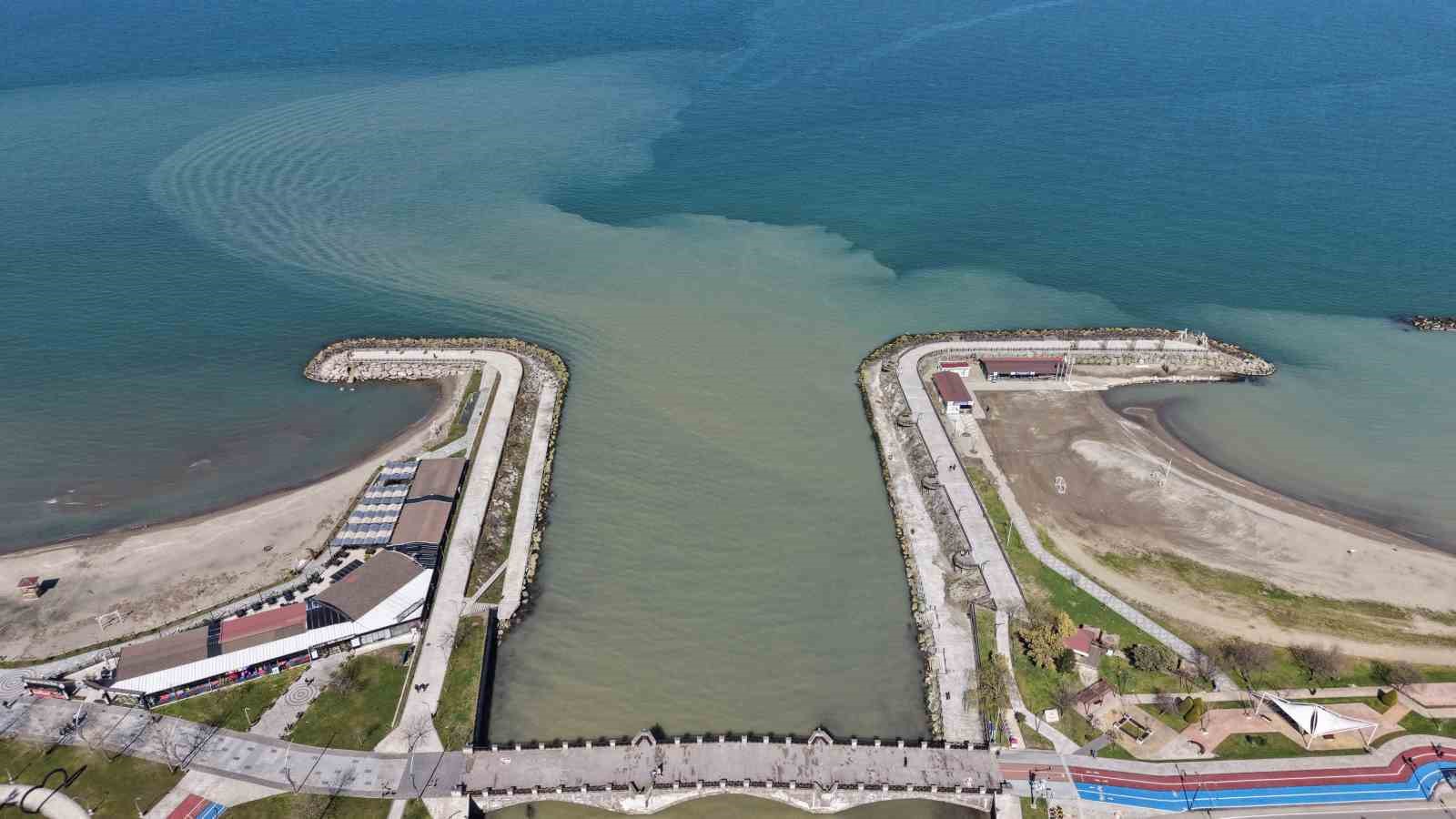 Ordu’da eriyen kar suları denizin rengini değiştirdi
