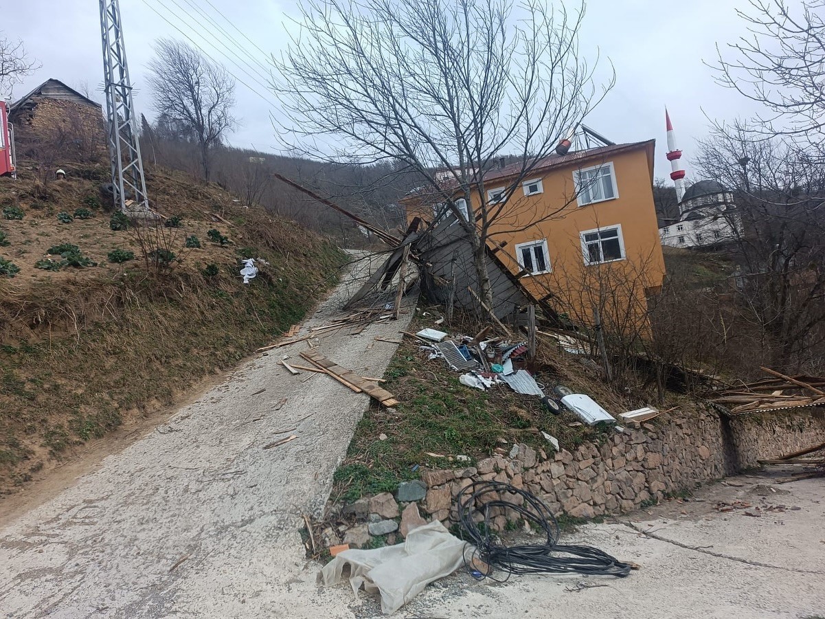 Ordu’da fırtına: Evlerin çatıları uçtu
