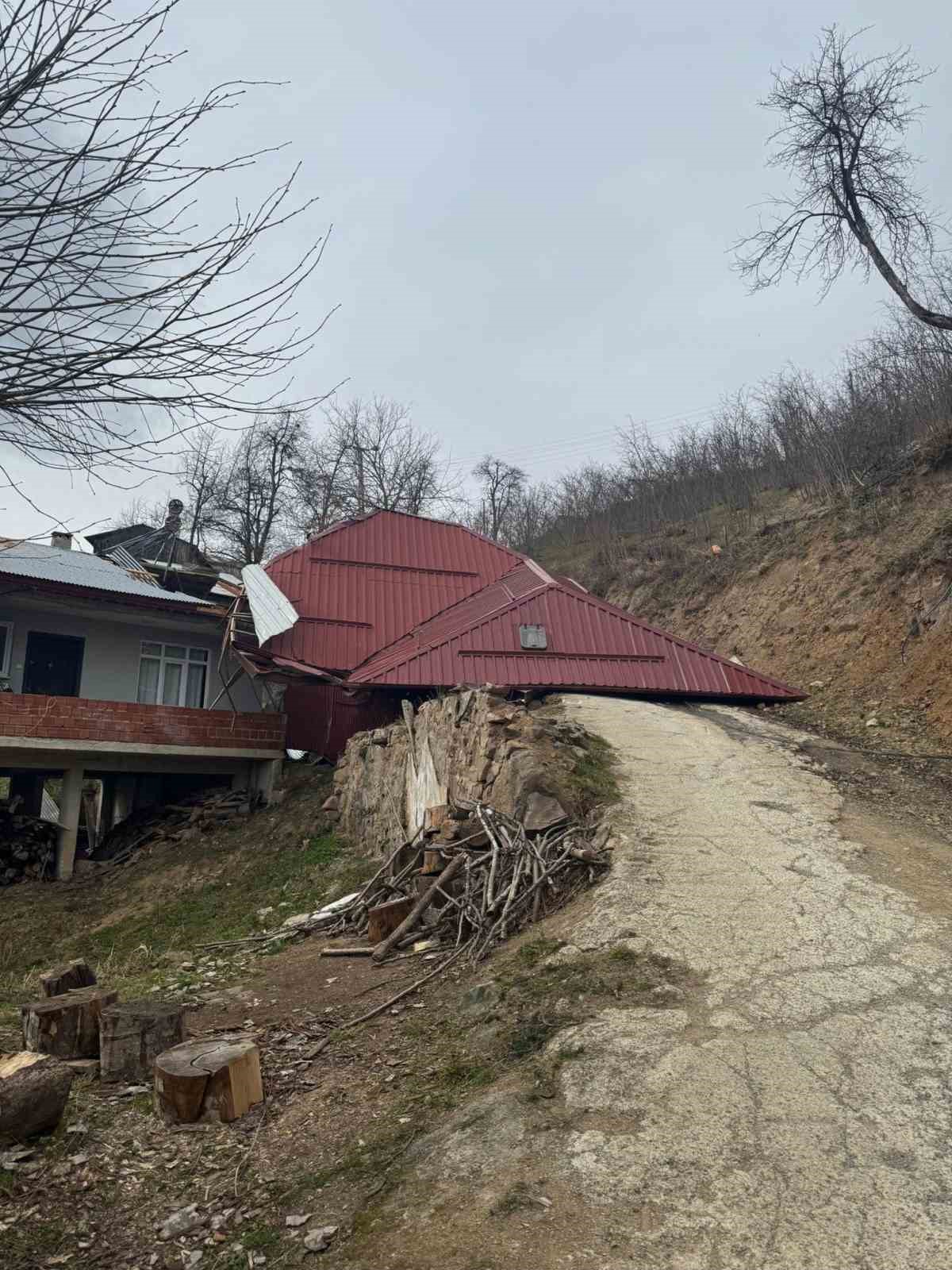 Ordu’da fırtına: Evlerin çatıları uçtu
