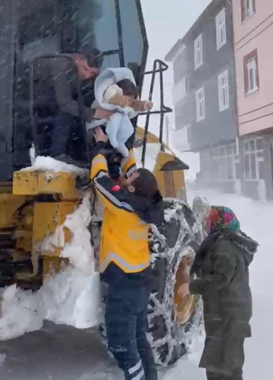 Ordu’da hastalanan bebek, kardan kapanan yolda iş makinesi ile taşındı

