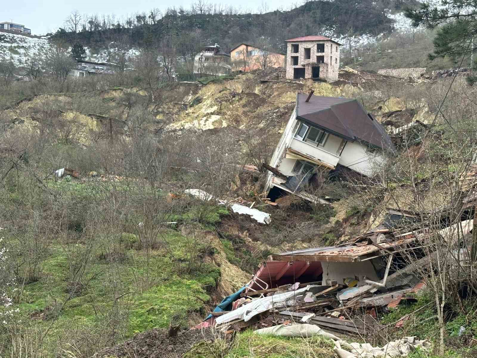Ordu’da heyelan: Evler yıkıldı, yol çöktü

