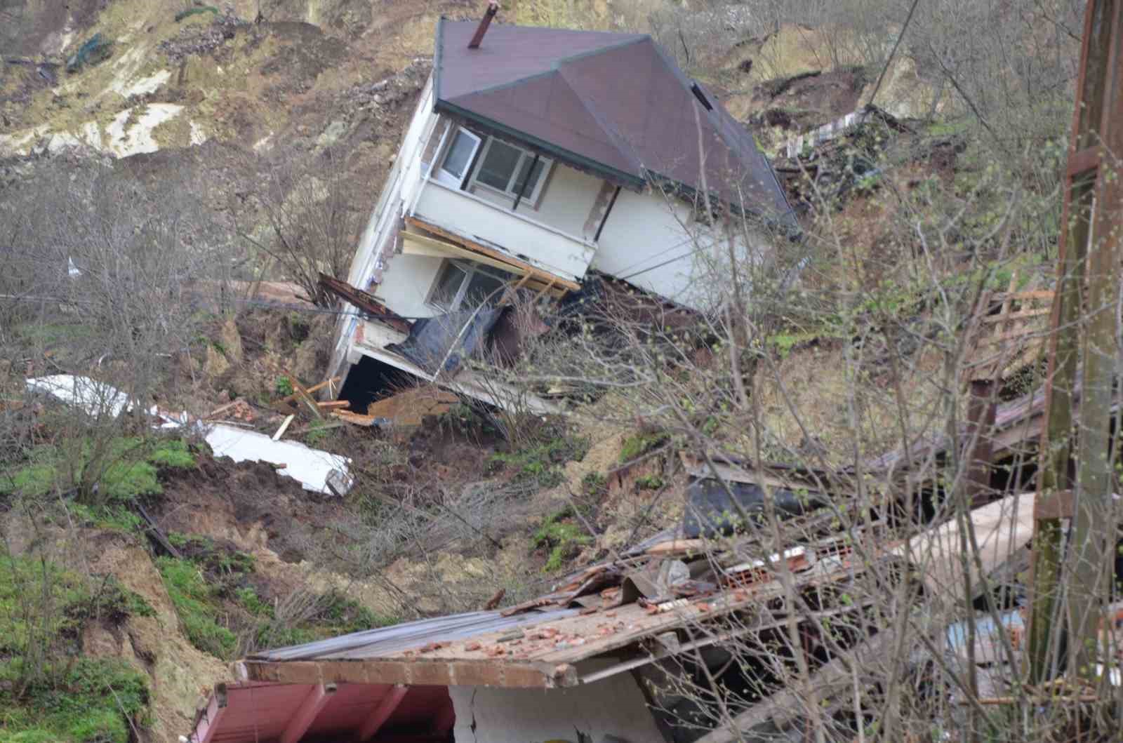 Ordu’da heyelan: Evler yıkıldı, yol çöktü
