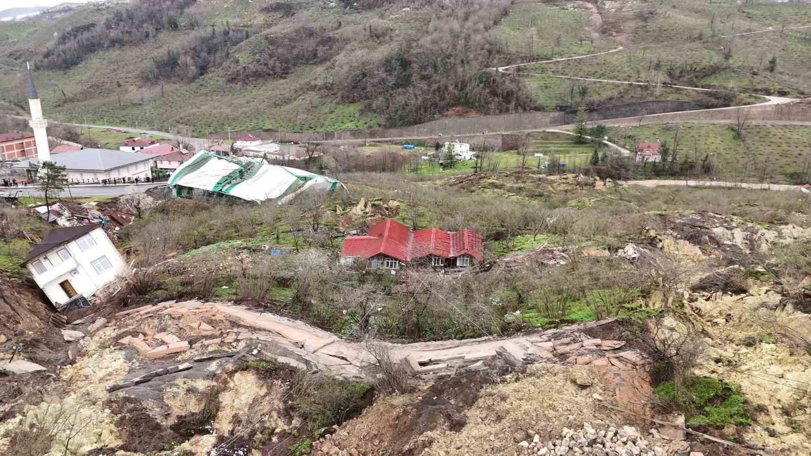 Ordu’da heyelan: Evler yıkıldı, yol çöktü
