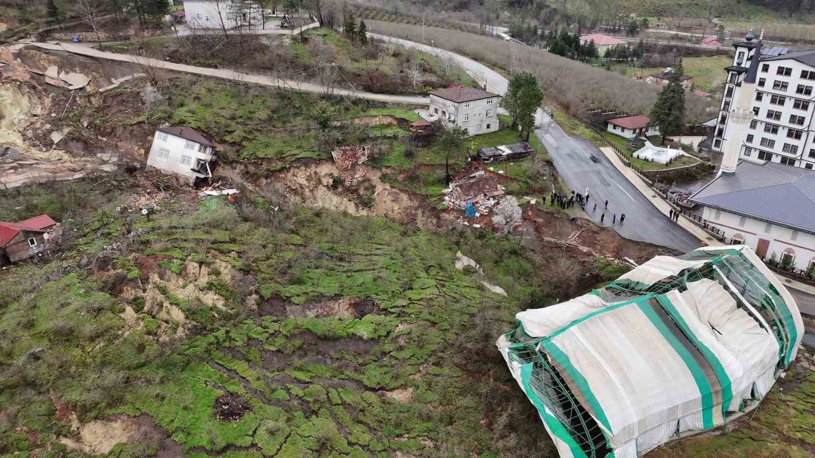 Ordu’da heyelan: Evler yıkıldı, yol çöktü

