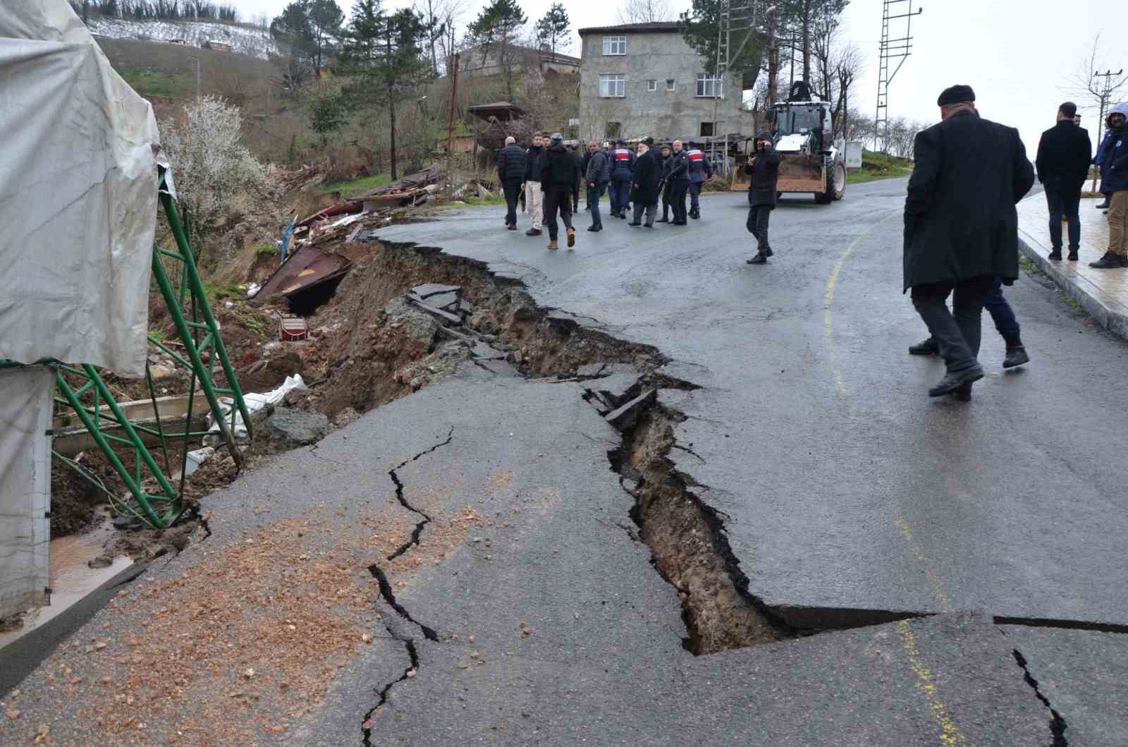 Ordu’da heyelan: Evler yıkıldı, yol çöktü
