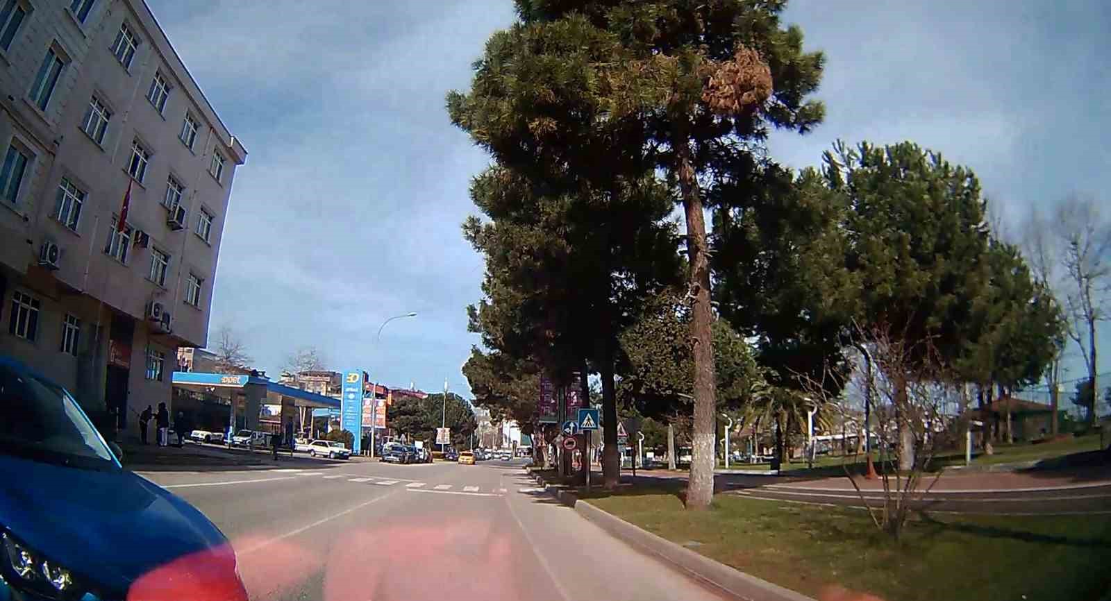 Ordu’da iki otomobilin kafa kafaya çarpışmasına ramak kaldı
